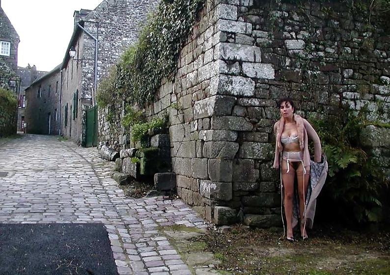 25P FRENCH NADINE flashing at Locronan 2002