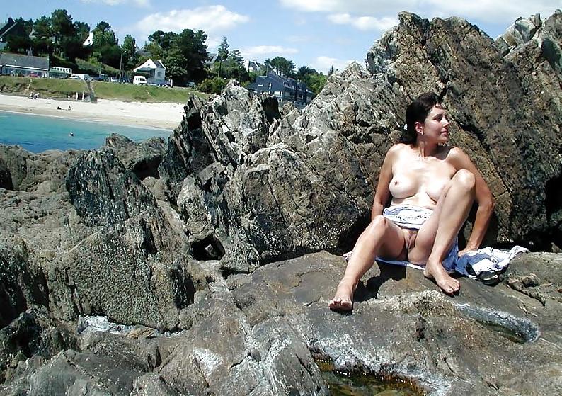 25P FRENCH NADINE flashing on a Brittany beach 2003