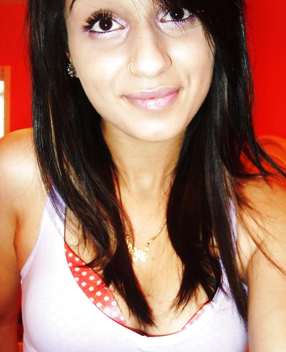 8P Indian Slut Loves to go DEEP