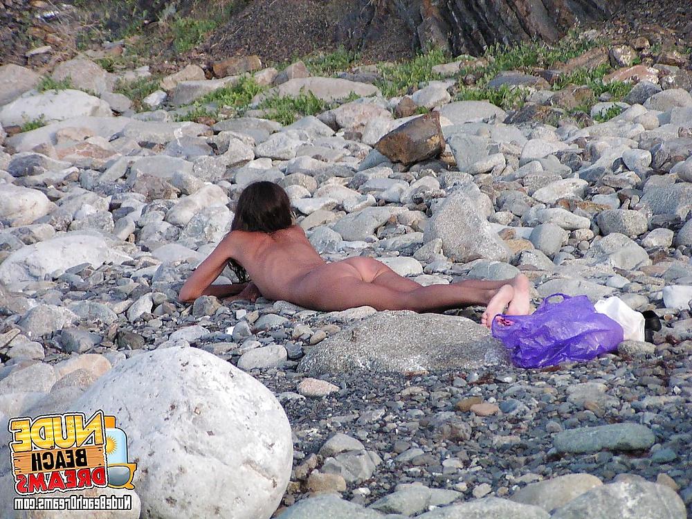 15P Voyeur Nude Beach Photos