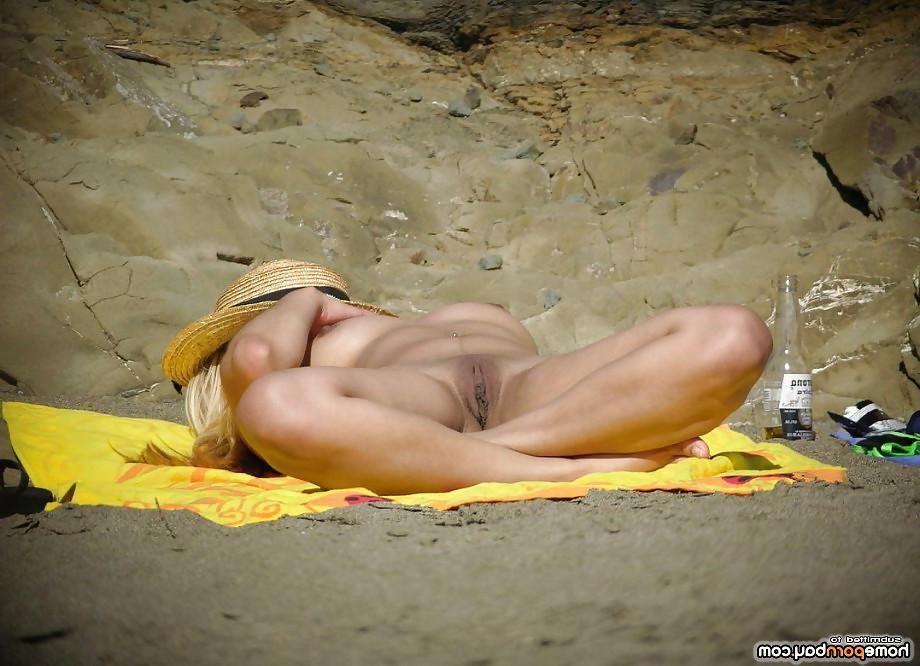 25P A lot of beach chicks