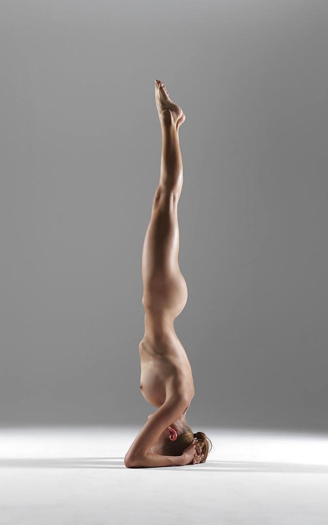 25P Nude Yoga Instructor Poses in Her Favorite Positions 