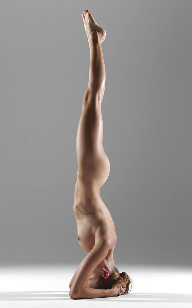 25P Nude Yoga Instructor Poses in Her Favorite Positions 