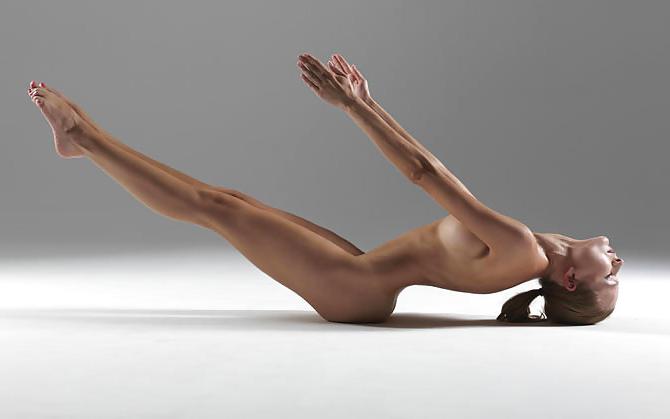 25P Nude Yoga Instructor Poses in Her Favorite Positions 