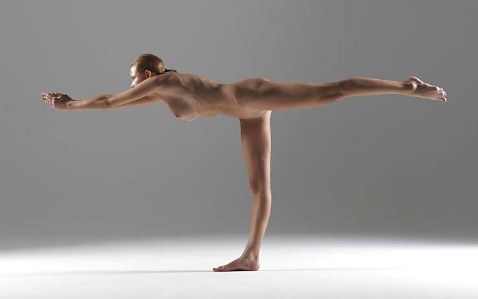 25P Nude Yoga Instructor Poses in Her Favorite Positions 