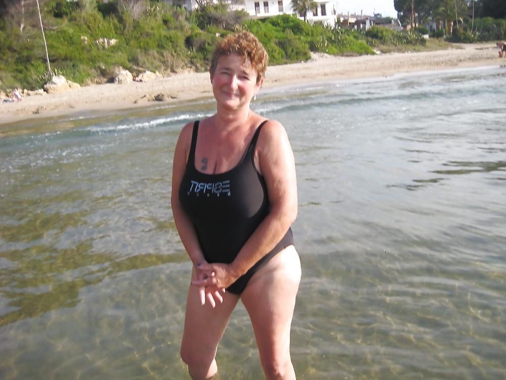 25P German mature flasher