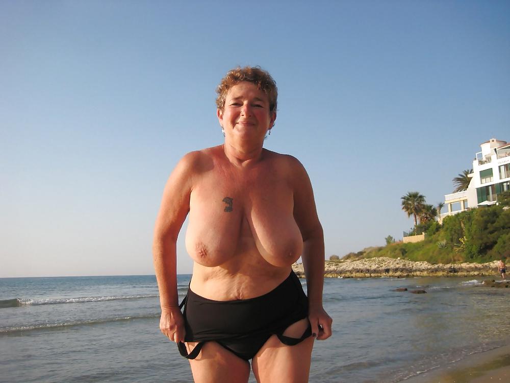25P German mature flasher
