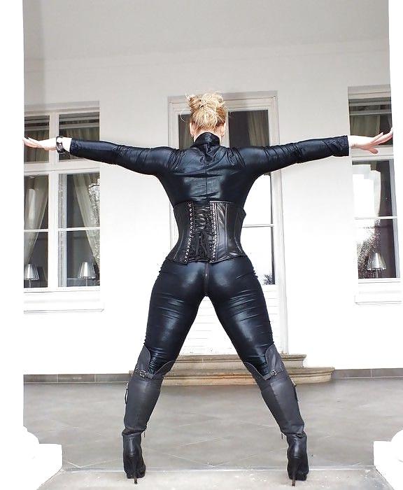 17P SMOKING SEXY LEATHER GIRLS
