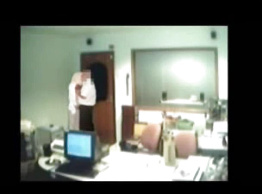 17P Veiled Arab secretary blowing white manager 
