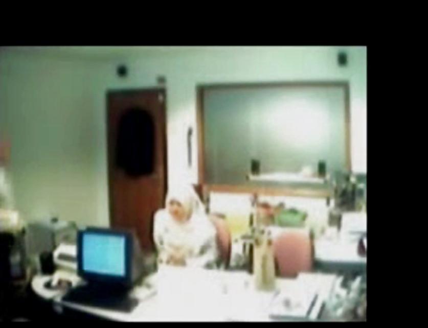 17P Veiled Arab secretary blowing white manager 