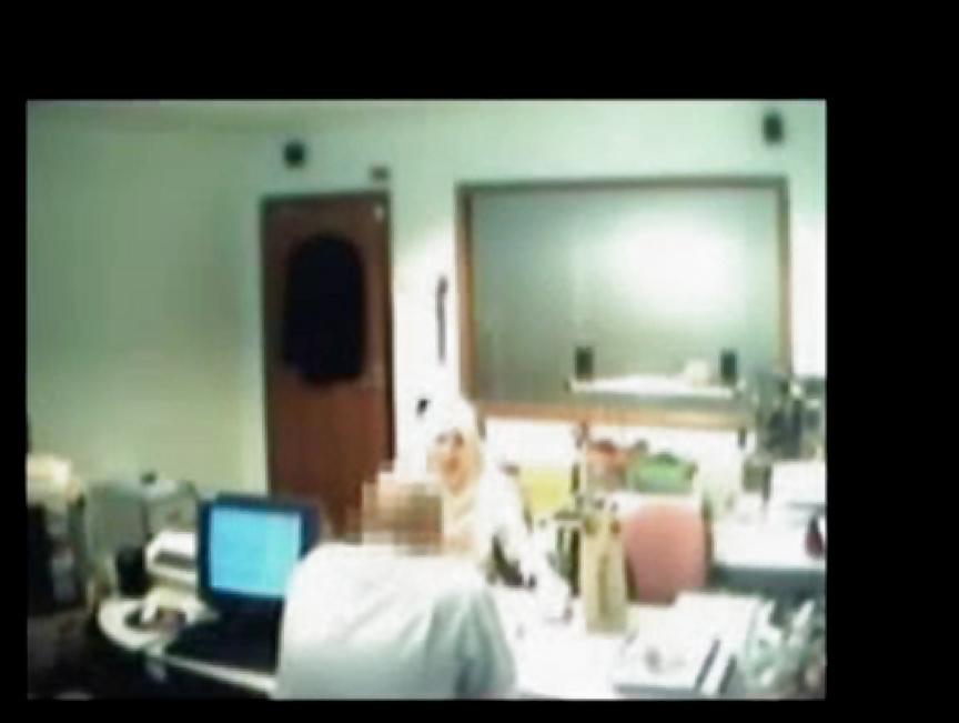 17P Veiled Arab secretary blowing white manager 