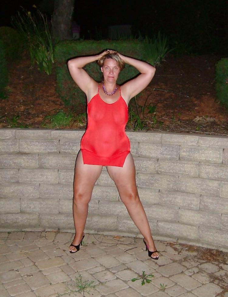 6P Beautiful mature woman in swimsuits