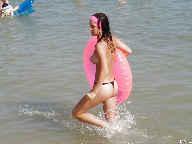 25P Topless Beach Babes 05