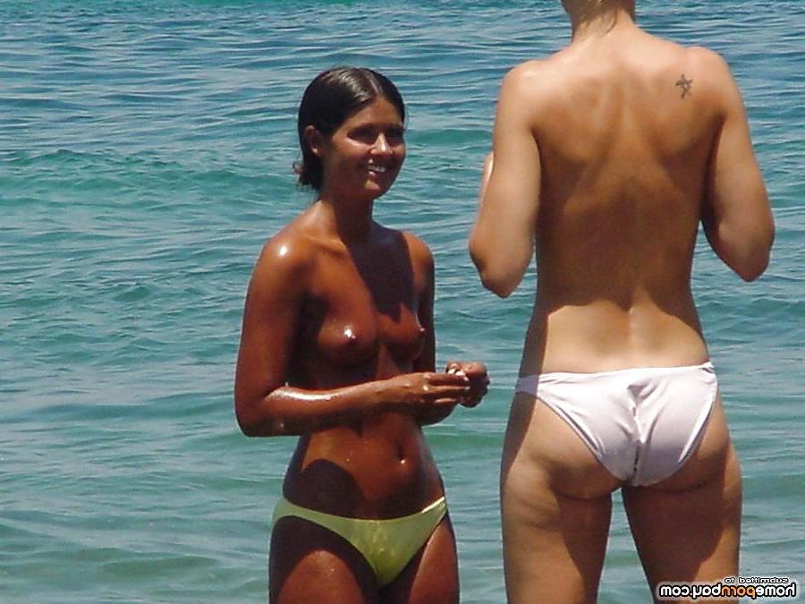25P Mädchen posieren am Strand