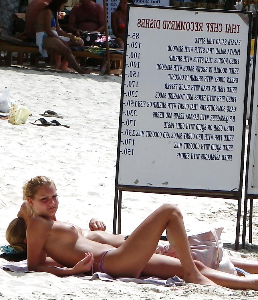 25P NUDE AT THE BEACH