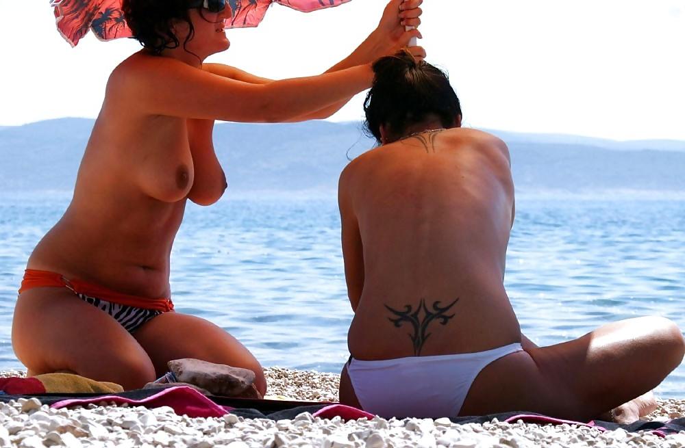 25P NUDE AT THE BEACH