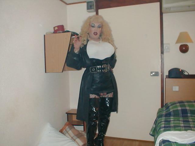 18P Sexy slut in leather
