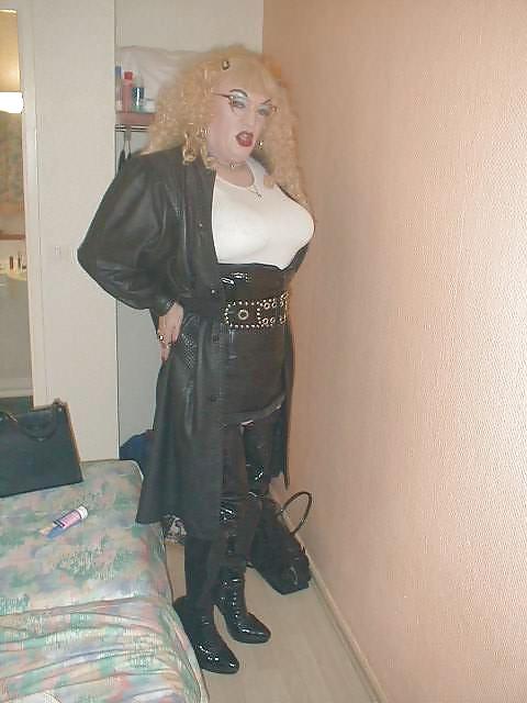 18P Sexy slut in leather