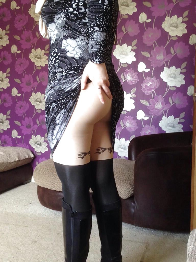 11P Somerset Slut Flashing Smooth Wet Milf Pussy