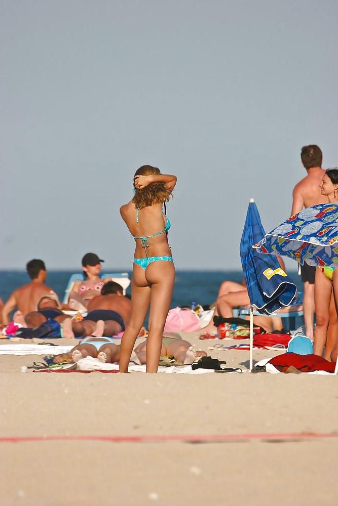 25P Girls at the beach 7