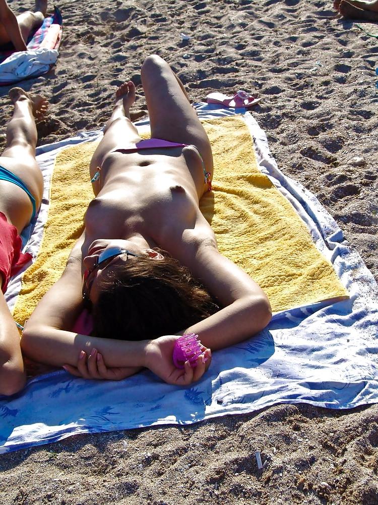 25P Girls at the beach 7