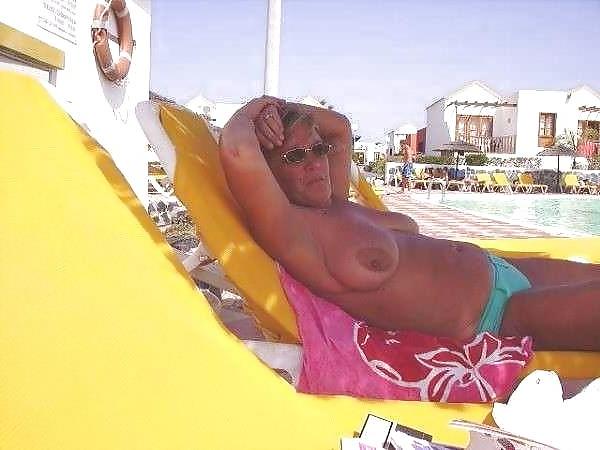 20P Naked beach 82.