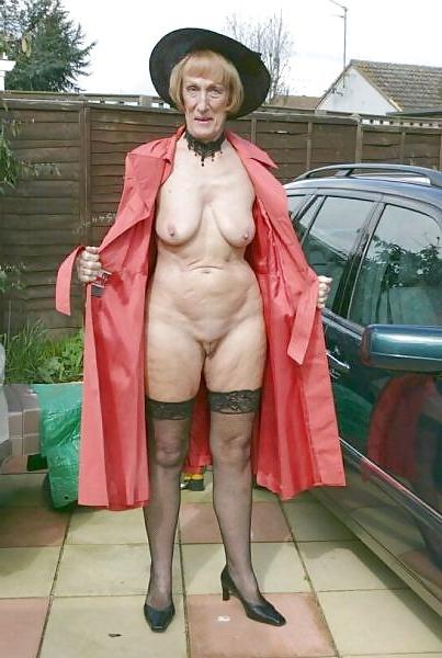 25P Grannies Flashing their old cunts.