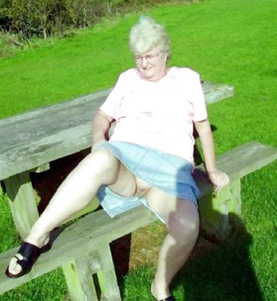 25P Grannies Flashing their old cunts.