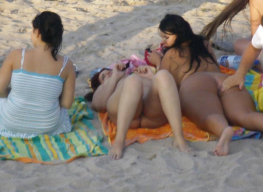 8P Group of friends at the beach