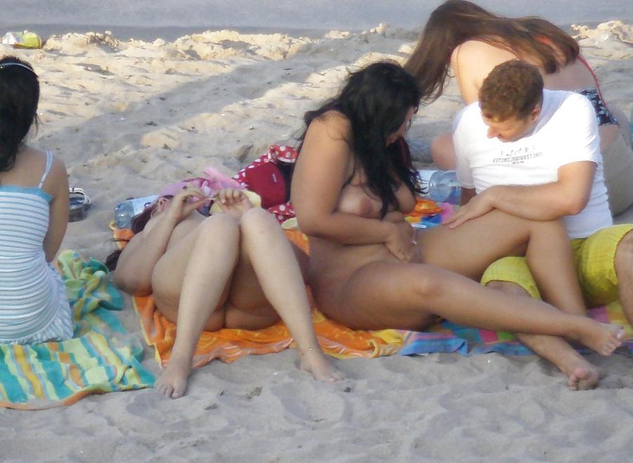 8P Group of friends at the beach
