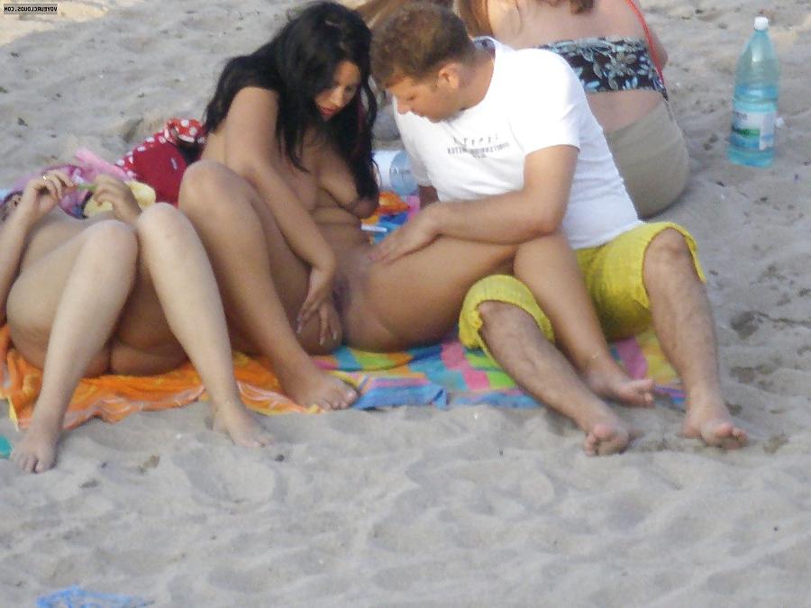 8P Group of friends at the beach