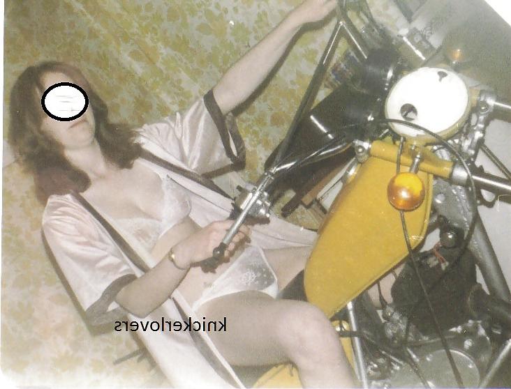 4P Young sexy wife, shows hairy pussy 