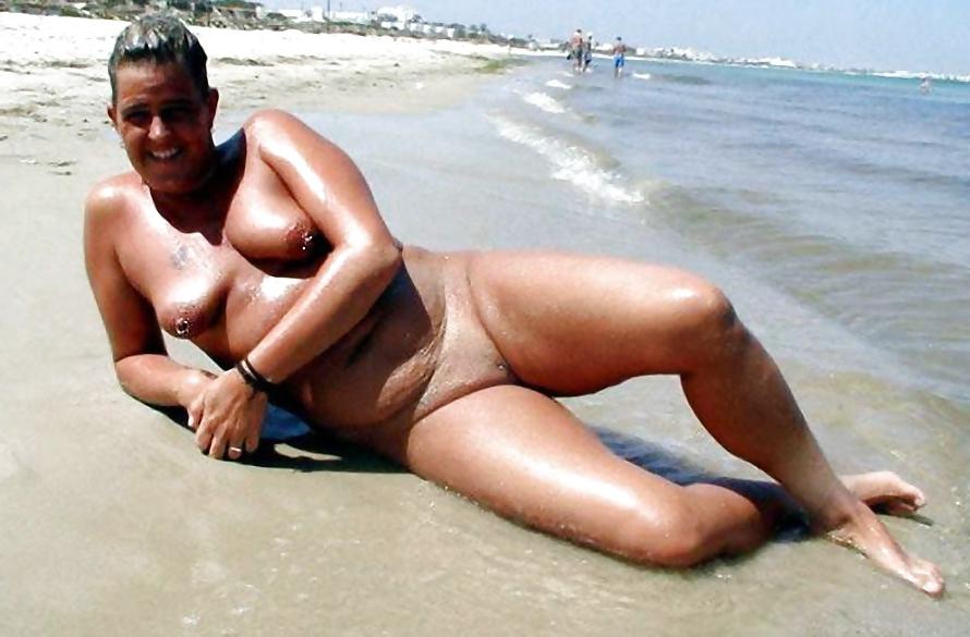 25P More Beach Nudists