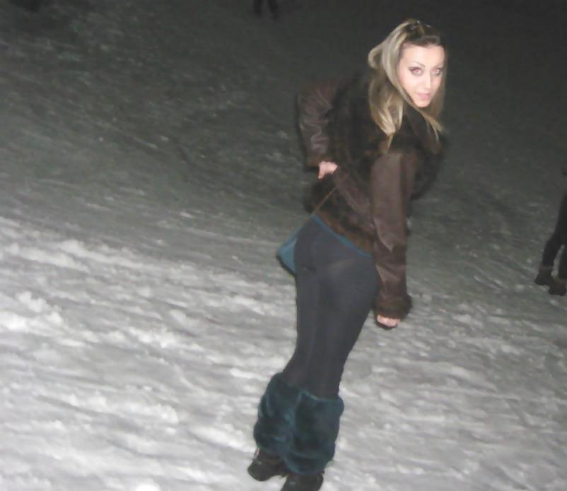 25P Macedonian girls in yoga pants