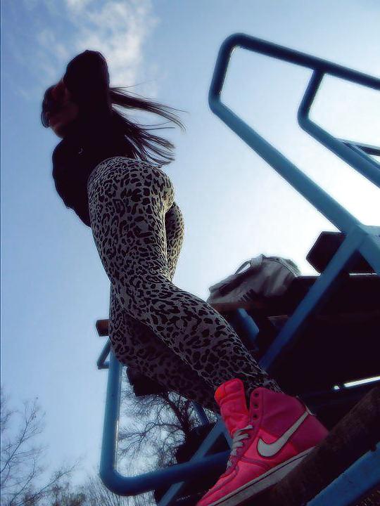 25P Macedonian girls in yoga pants
