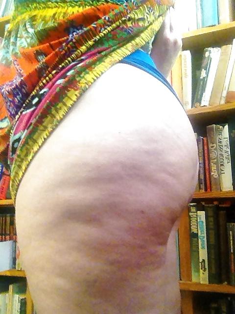 25P Nips, bush & ass - showing off in the bookstore