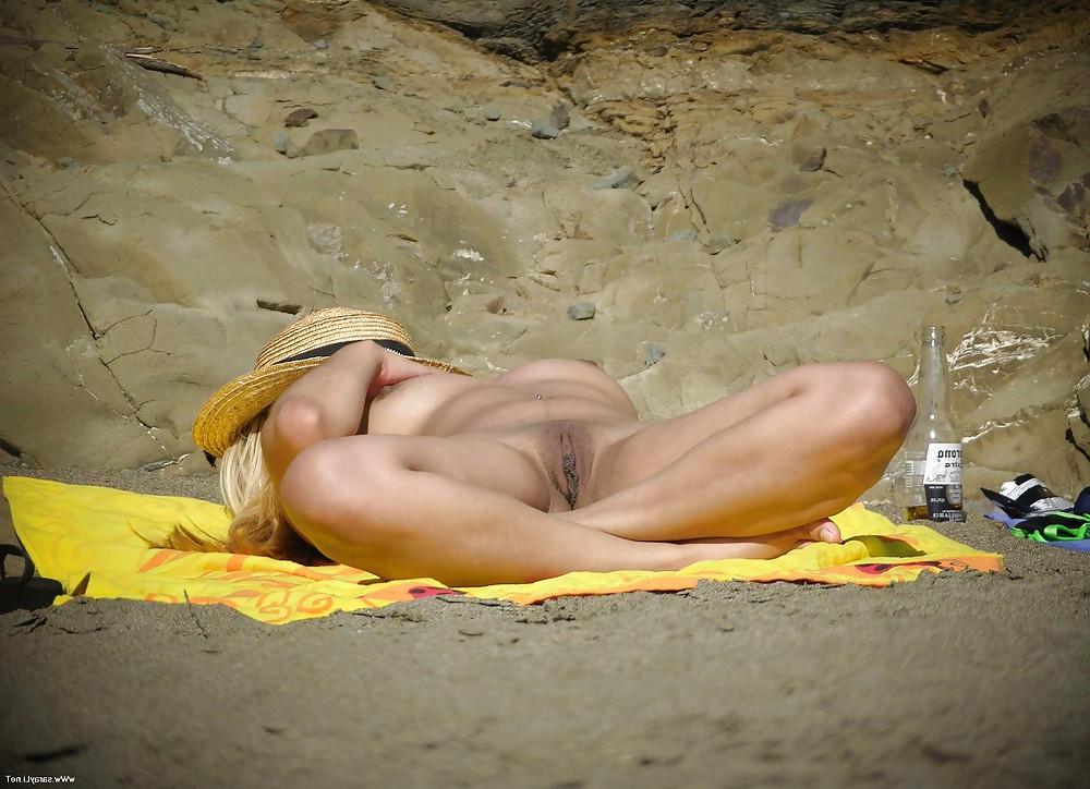 25P Beach voyeur