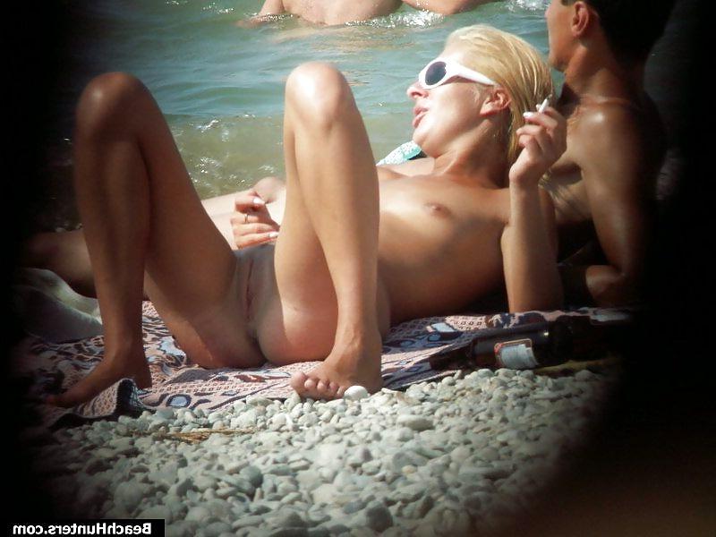 25P Spy shots on the nude beach