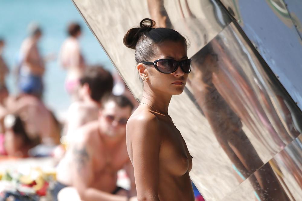 25P Semi-nude beach candids