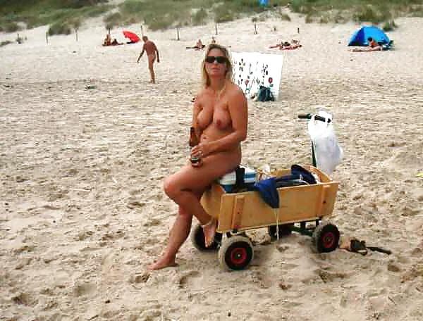 25P Hot and sweaty amateur mature beach babes.