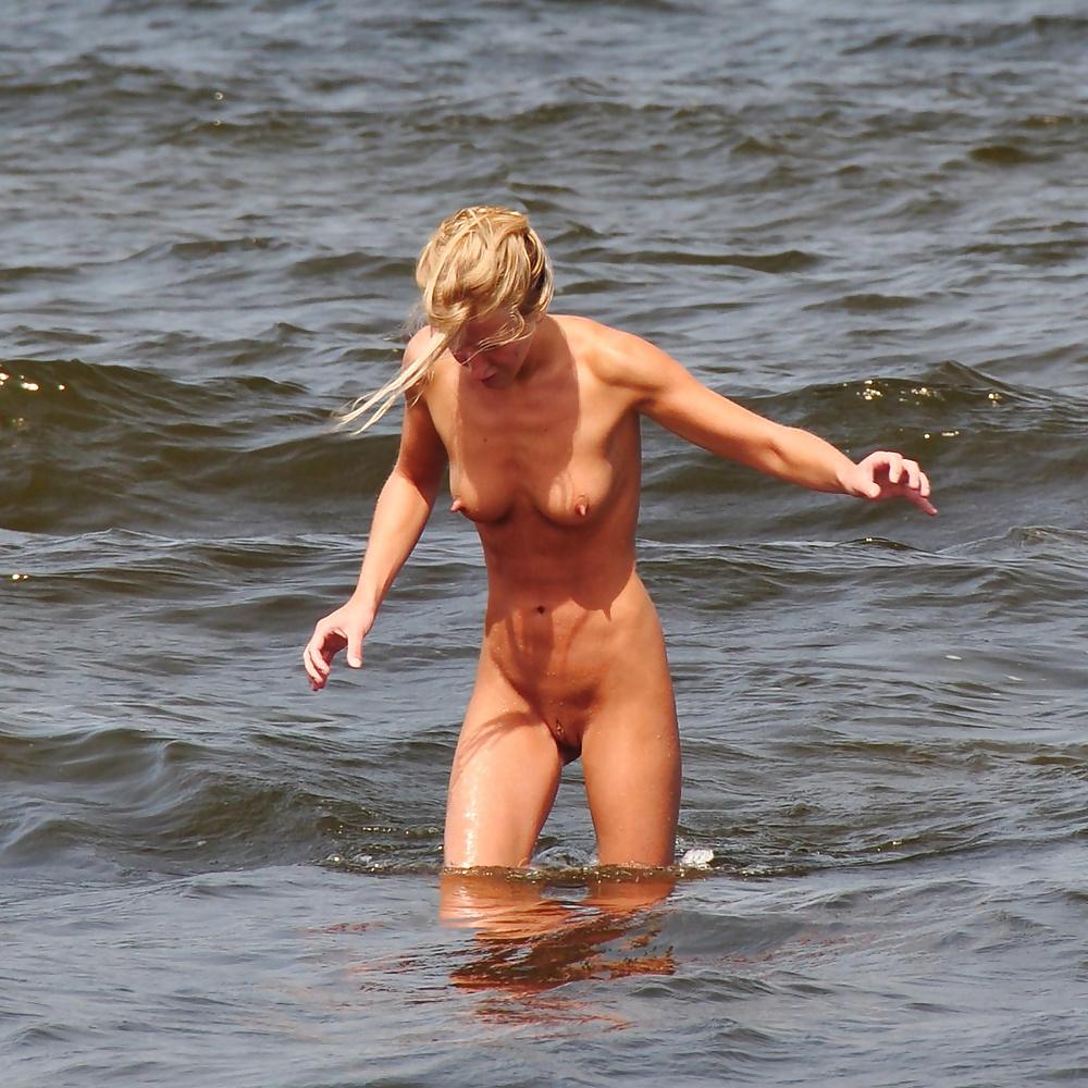 25P Hot and sweaty amateur mature beach babes.