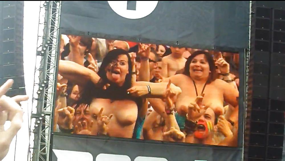 25P Flashing at UK Metal Concert