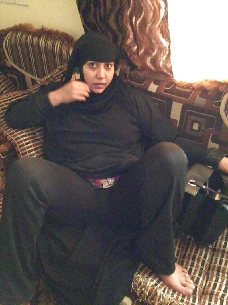 11P Hot arab woman
