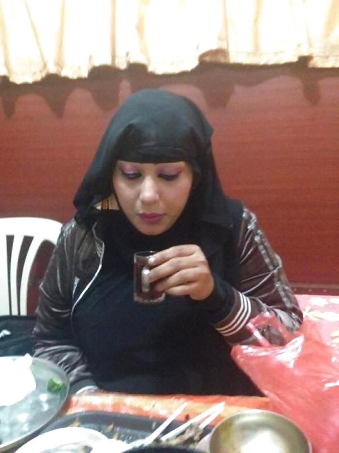 11P Hot arab woman