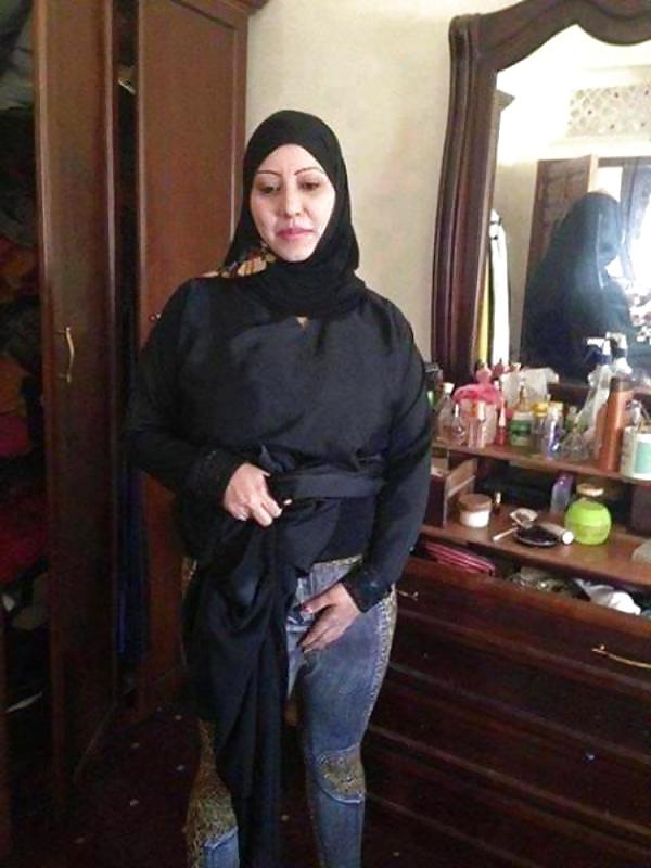 11P Hot arab woman