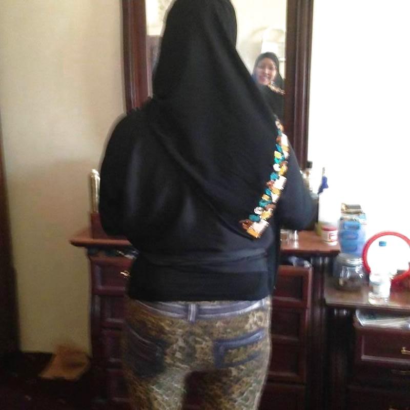 11P Hot arab woman