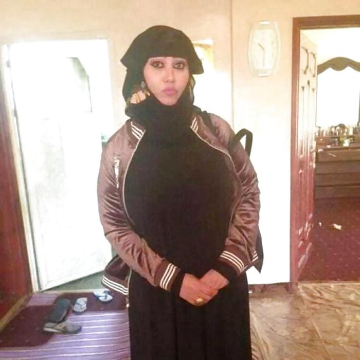 11P Hot arab woman
