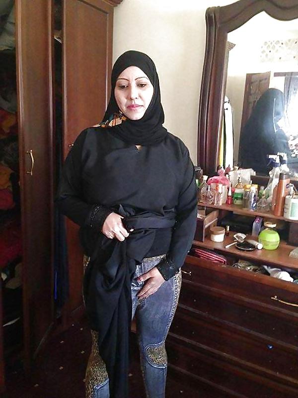11P Hot arab woman