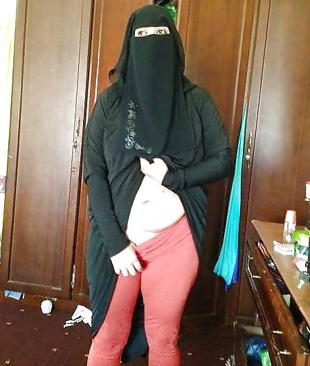 11P Hot arab woman