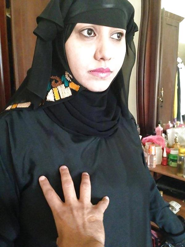11P Hot arab woman